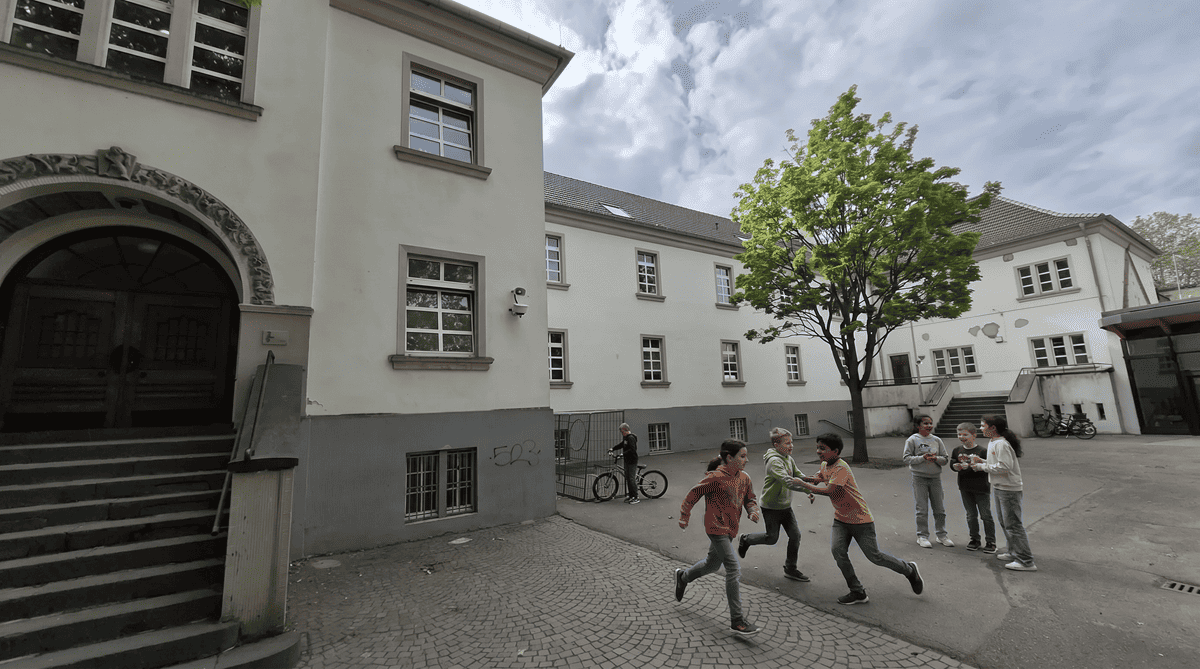 GGS Im Steinfeld Leverkusen – Schulgebäude und Schulgelände