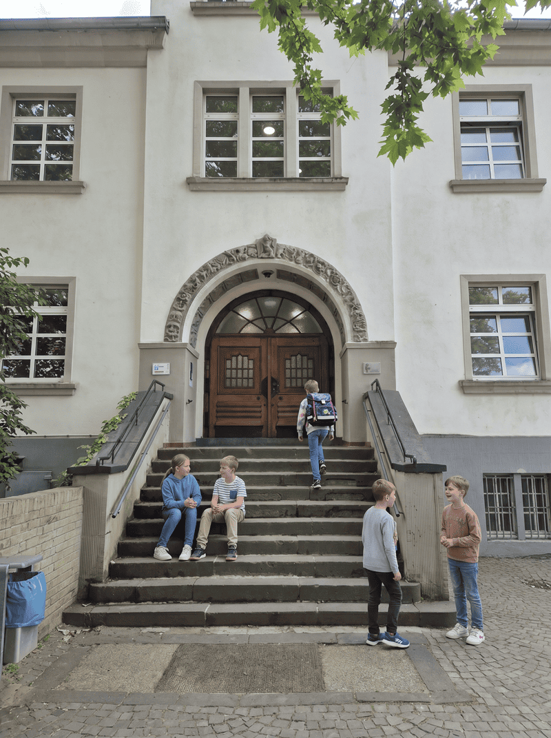 Kinder und Pädagogen der OGS Im Steinfeld Leverkusen